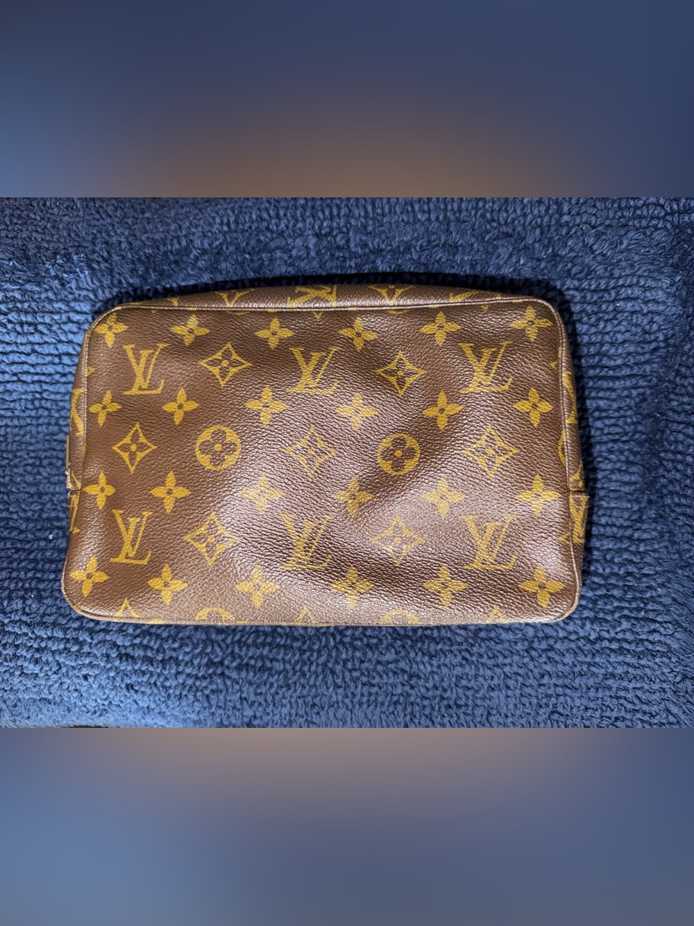 LOUIS VUITTON Trousse 23 Cosmetic Toiletry Bag/Pouch in Classic Monogram Canvas!